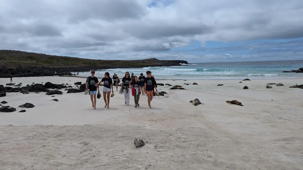 Adolescentes disfrutando de la playa en Galápagos.