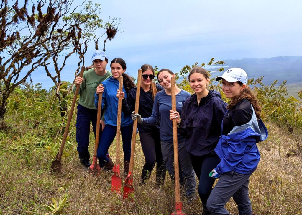 Group of volunteers supporting Teen Camp activities for the conservation of native species in the Galapagos Islands.