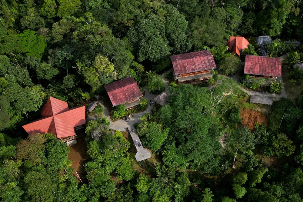Safe volunteer houses for teens in Amazon camp Ecuador